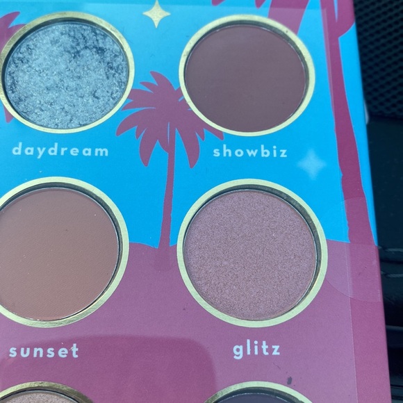 CRÈME HOLLYWOOD DREAM CITY EYESHADOW PALETTE. BEAUTIFUL COLORS WITH FUN NAMES - Picture 7 of 9